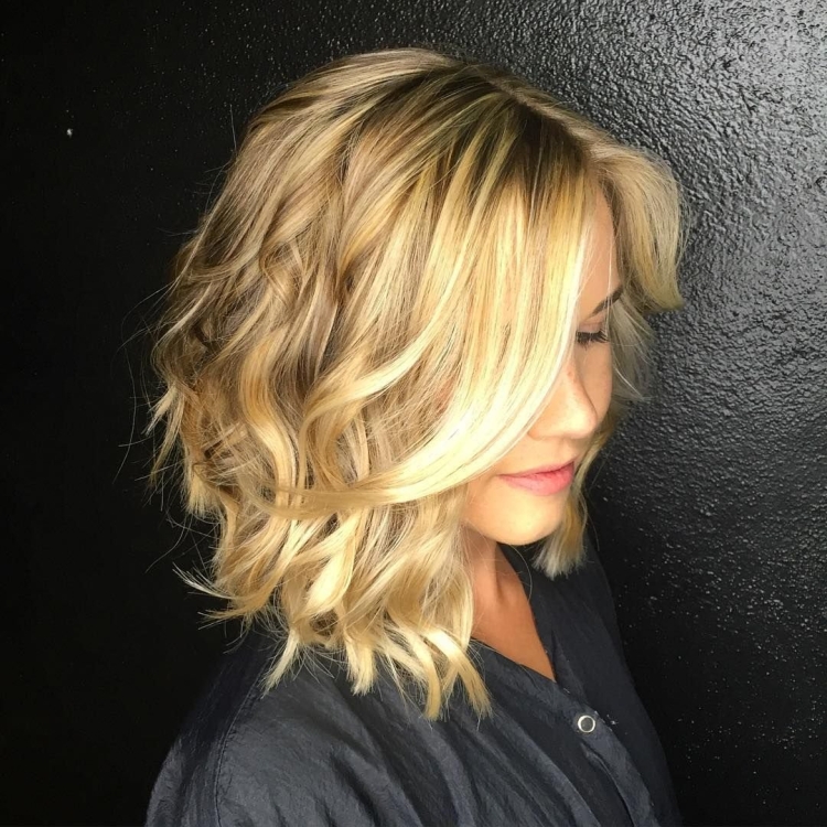 Удлиненное Боб каре на волнистые волосы