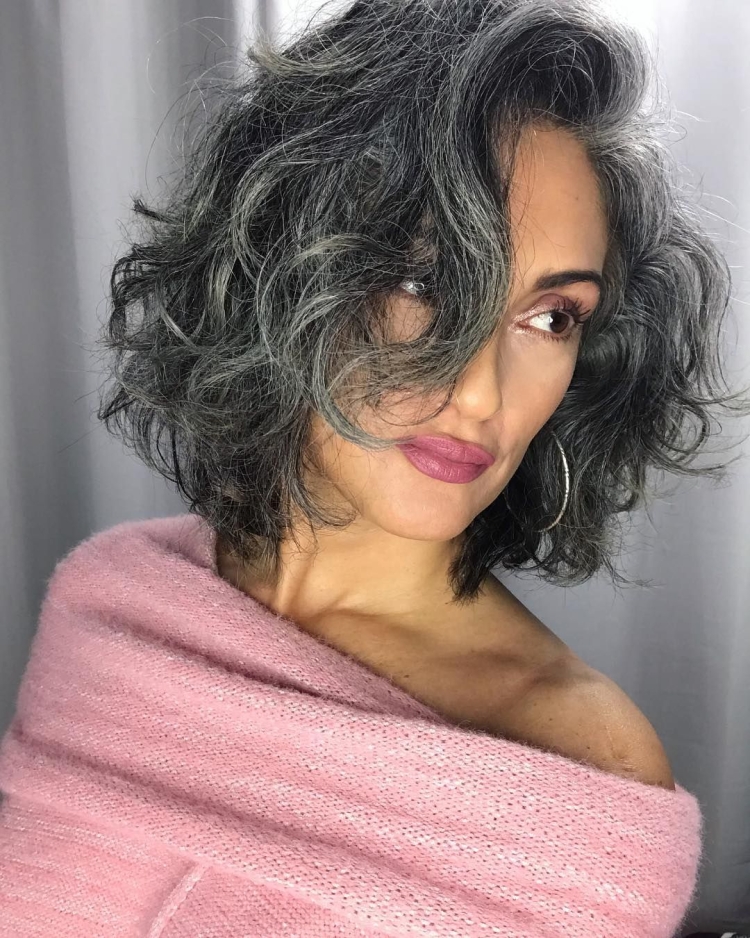 Асимметричное каре на кудрявые волосы