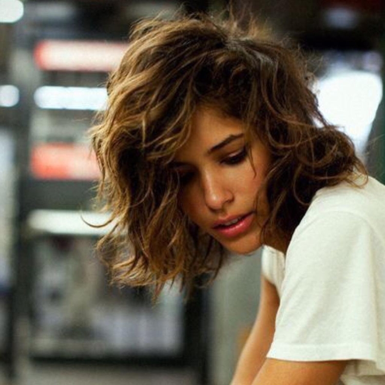 Лонг Боб 2022 на кудрявые волосы