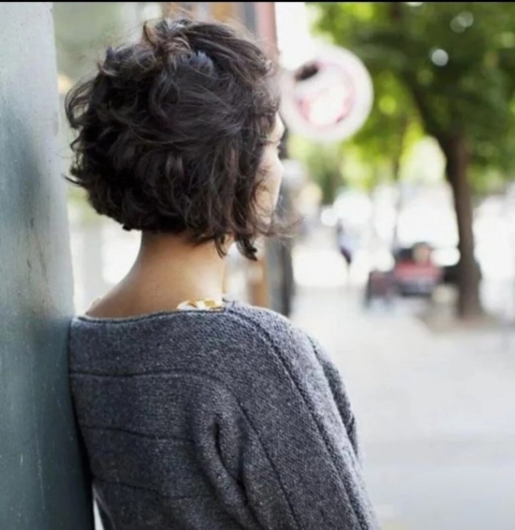 Каре на волнистые волосы со спины