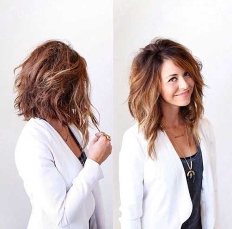 Градуированный Боб на средние кудрявые волосы