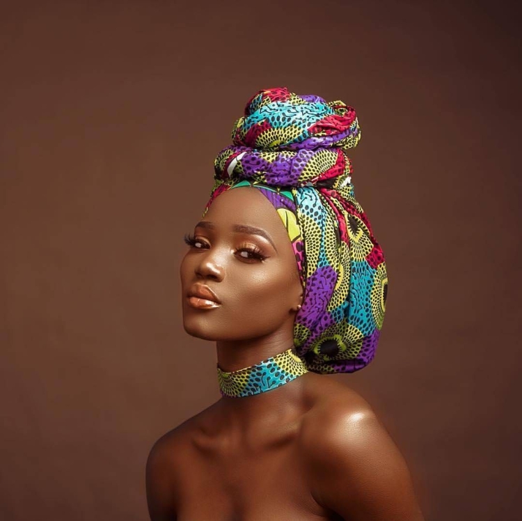 Африканка с платком на голове