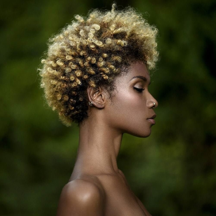 Тина Кунаки афро кудри