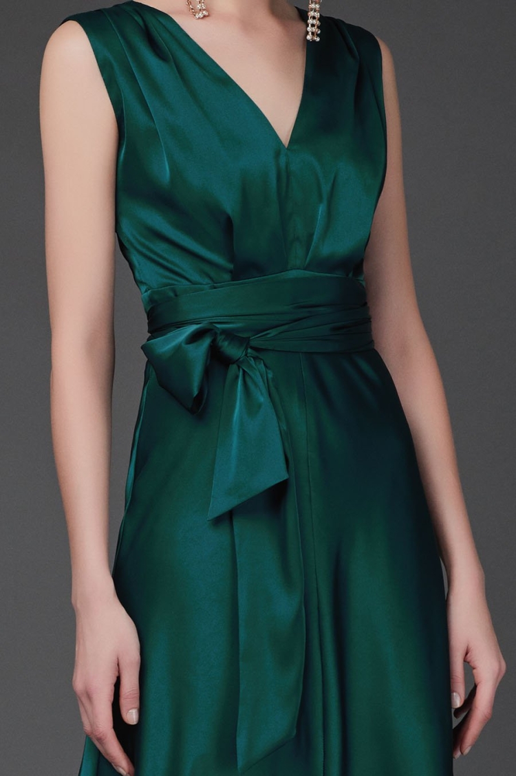 Платье из атласа для полных