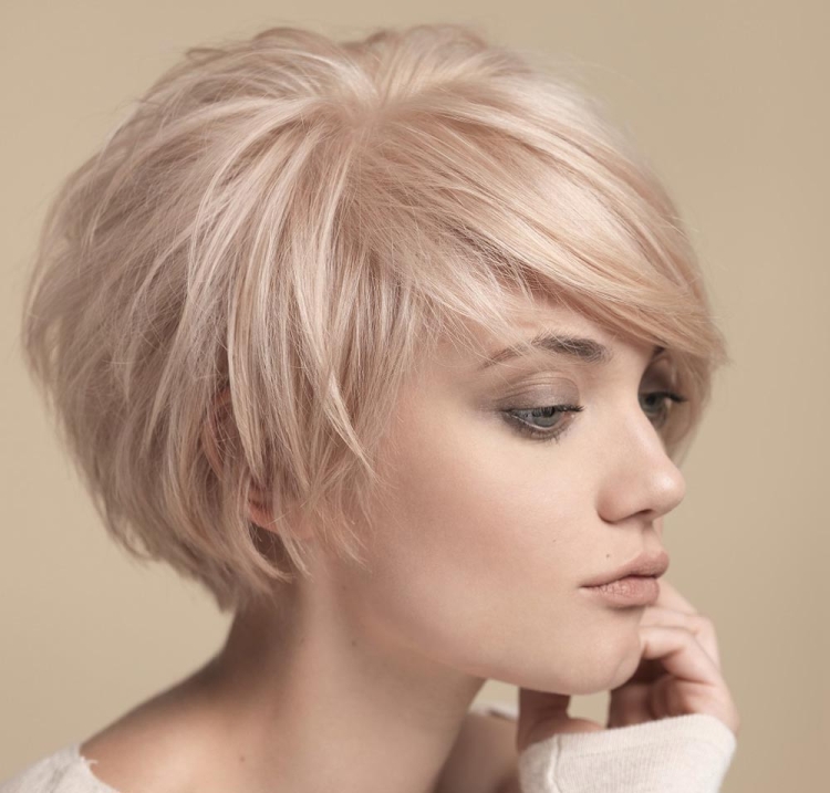 Объёмный Боб с челкой на короткие волосы