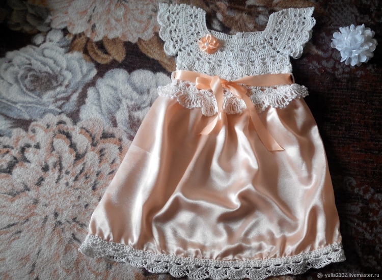 Платье из креп атласа