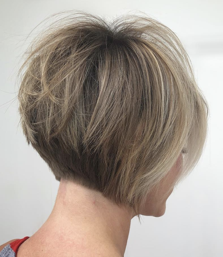 Градуированный Боб каре затылок