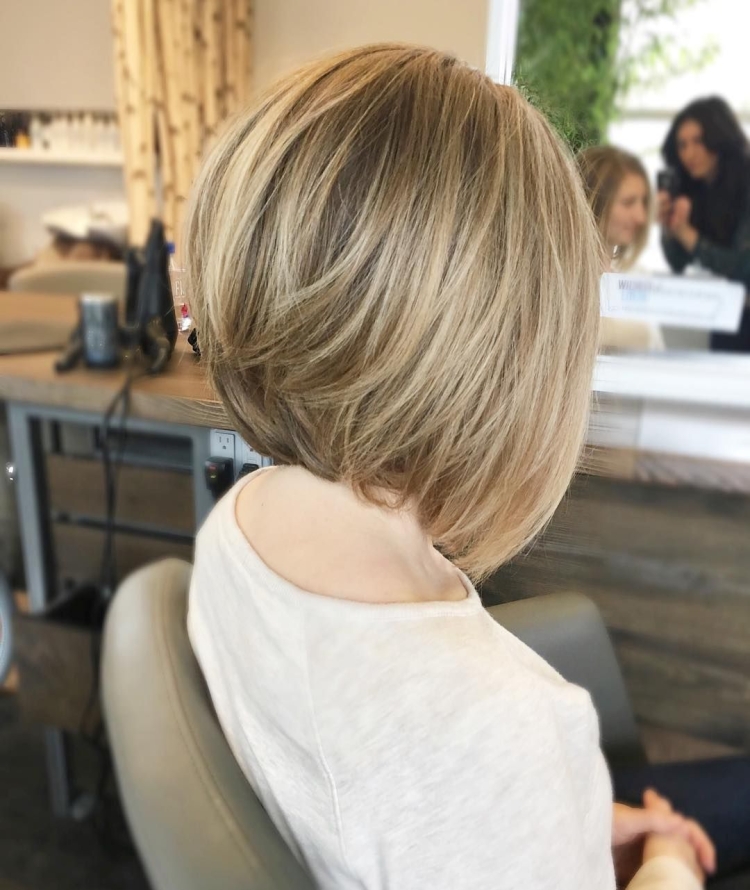 Стрижка удлиненный градуированный Боб