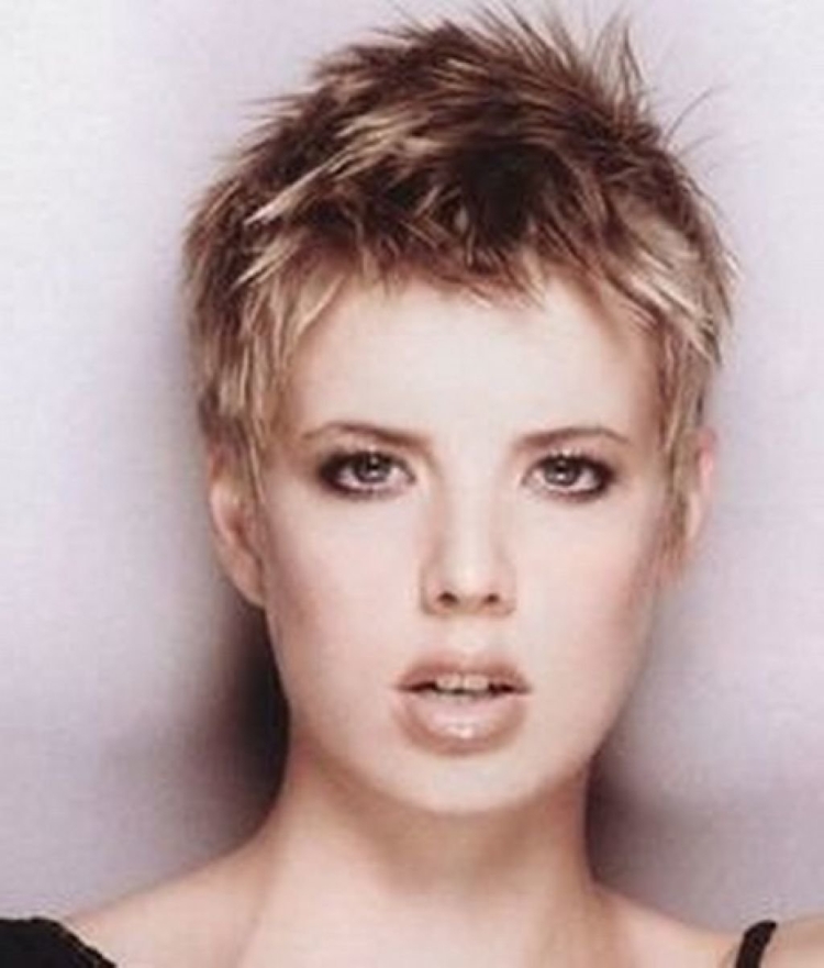 Эшли Грин прическа Ежик