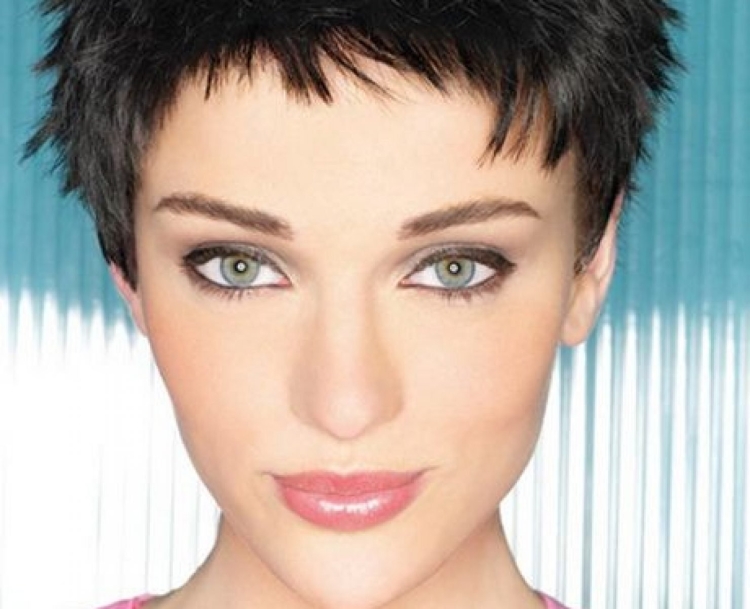 Стрижка Ёжик женская на средние волосы