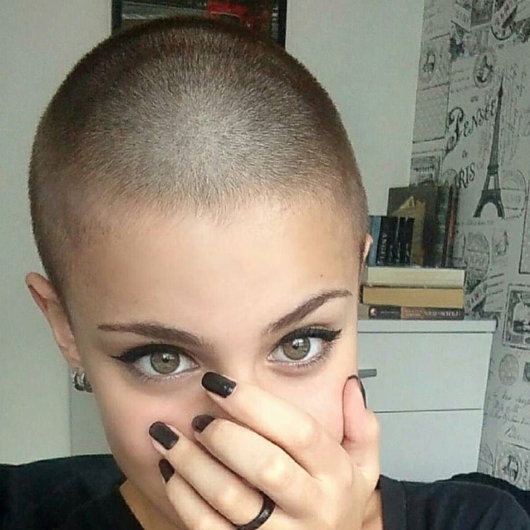 Мия Бойко побрилась налысо