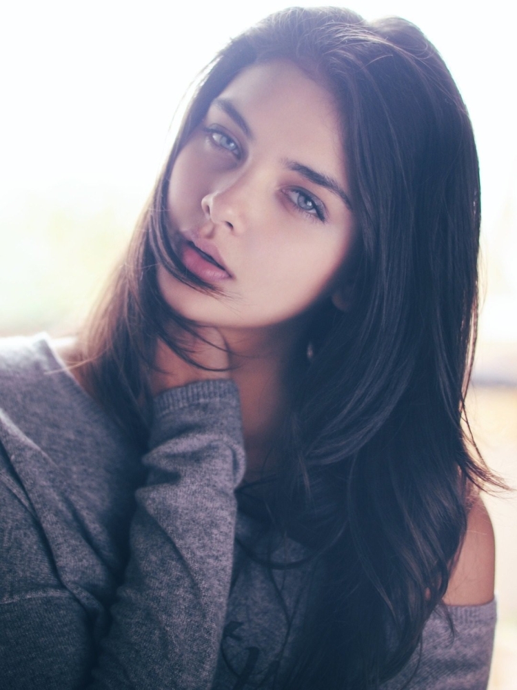 Темноволосая девушка