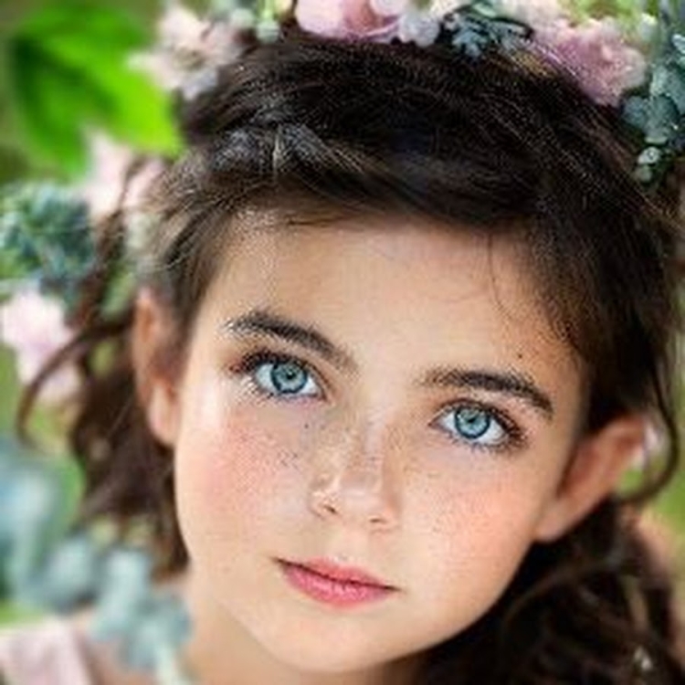 Девочка с голубыми глазами