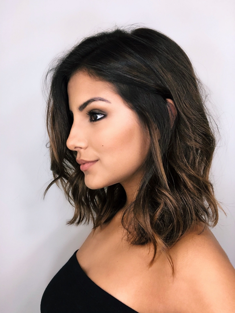 Стрижка до плеч брюнетка