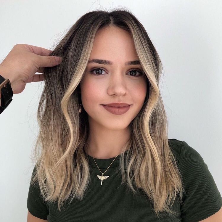 Окрашивание прядей у лица