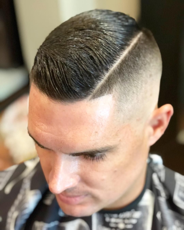 Мужская стрижка с выбритым пробором