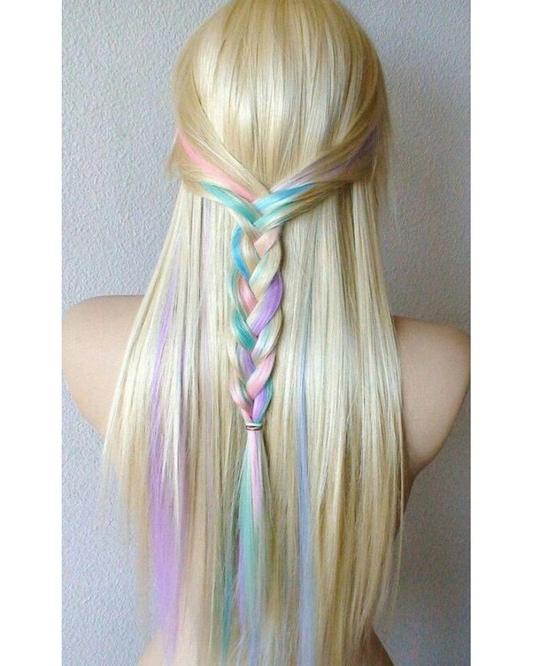 Разноцветные пряди на светлых волосах