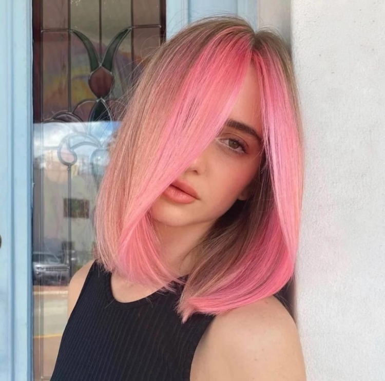 Окрашивание с розовыми прядями