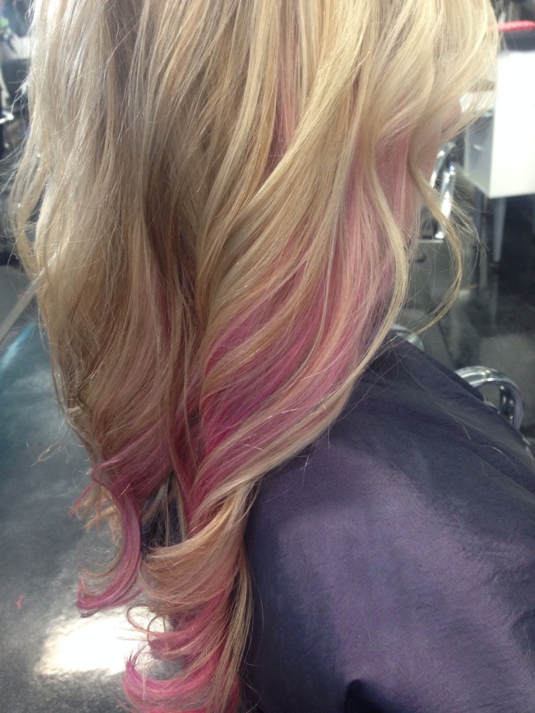 Розовые пряди на блонде