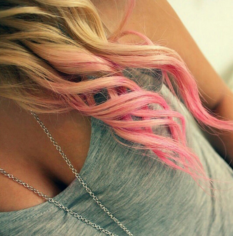 Крашеная полоска на светлых волосах