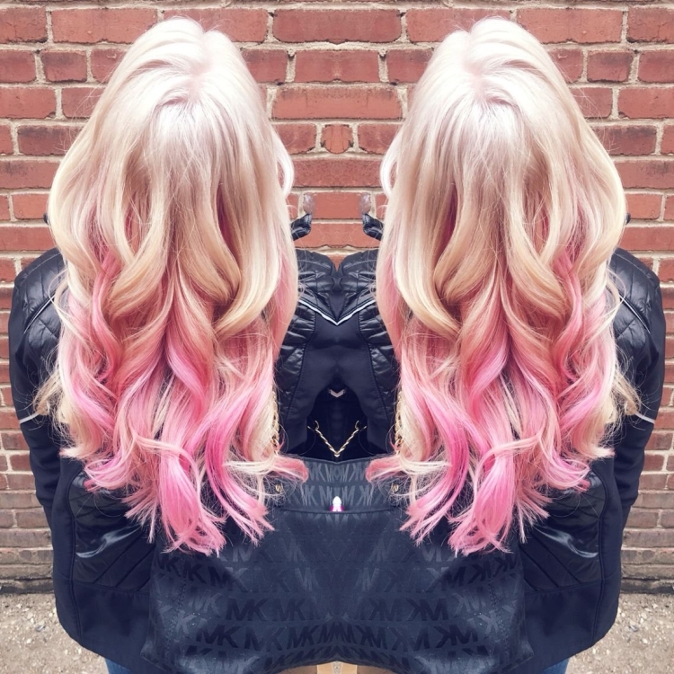 Блондинкасрозрвыми прядями