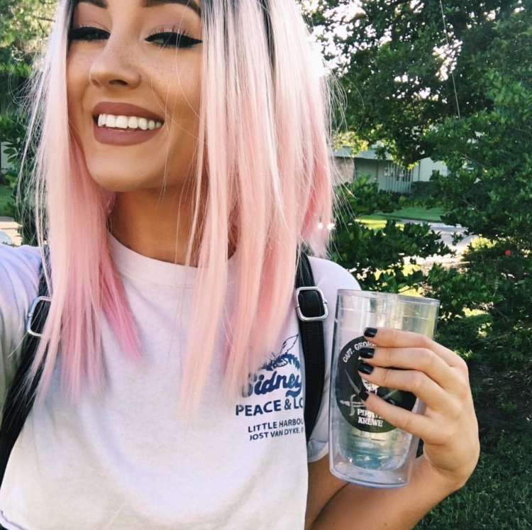 Блонд с розовыми прядями