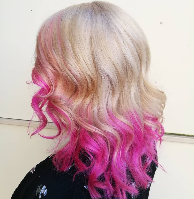 Розовое мелирование