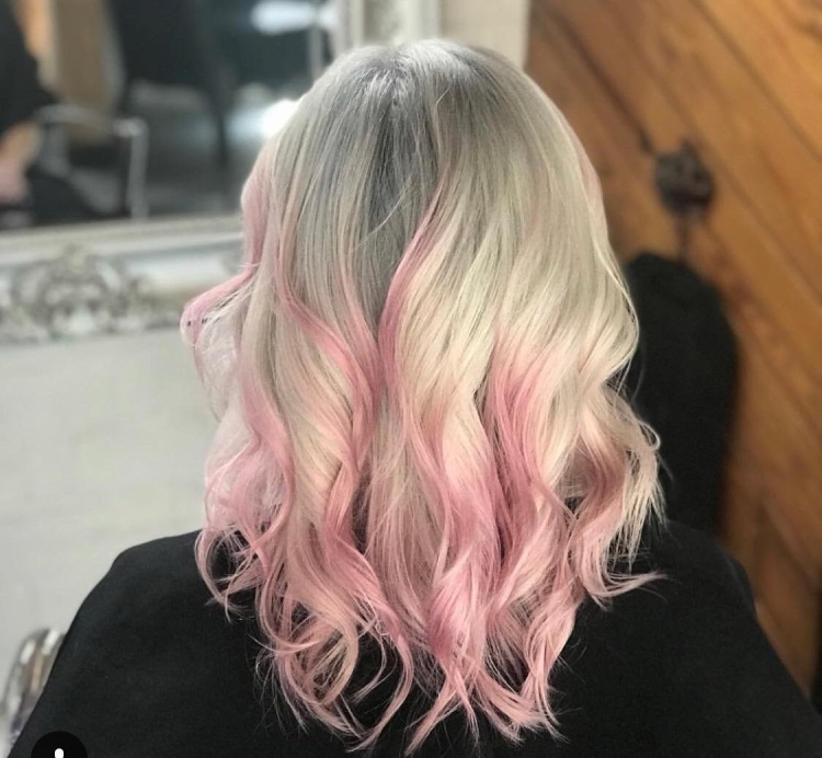 Блонд с розовыми прядями