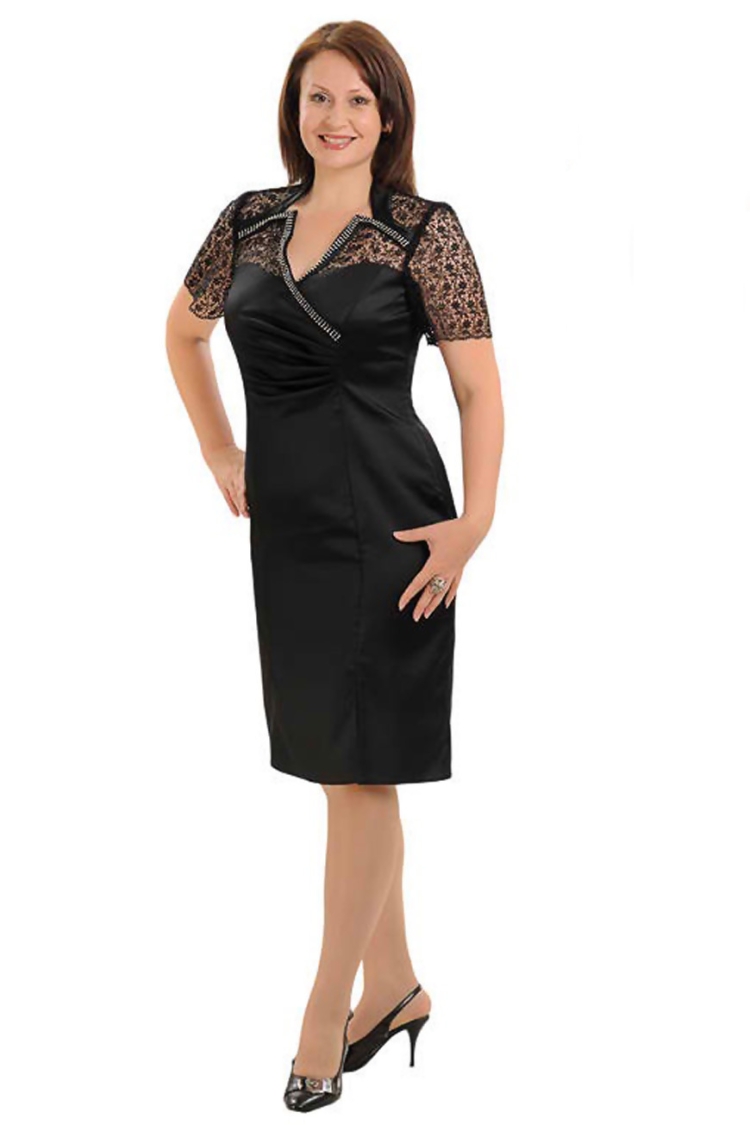 Взрослая женщина в платье