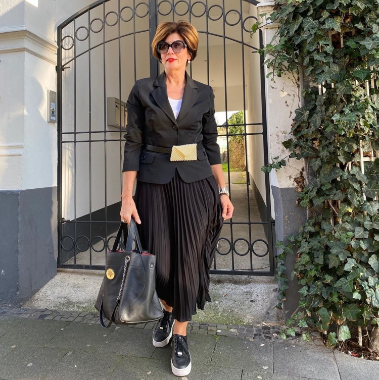 Пожилая женщина в платье