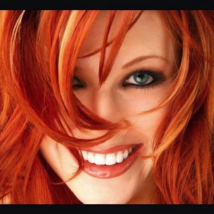 Рыжая девушка смеется