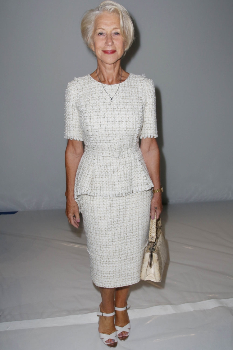 Взрослая женщина в платье