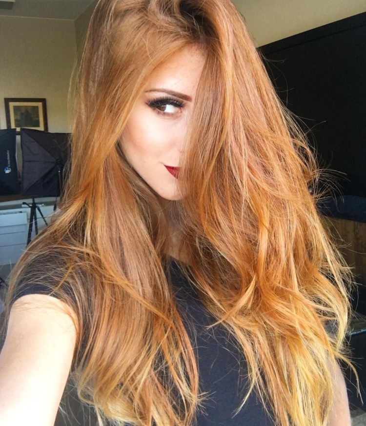 Рыжие волосы с осветленными концами