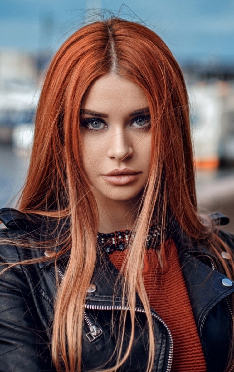 Девушка с рыжими волосами