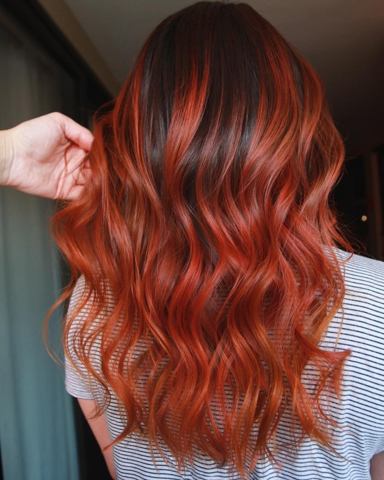 Каштановые волосы с рыжими прядями