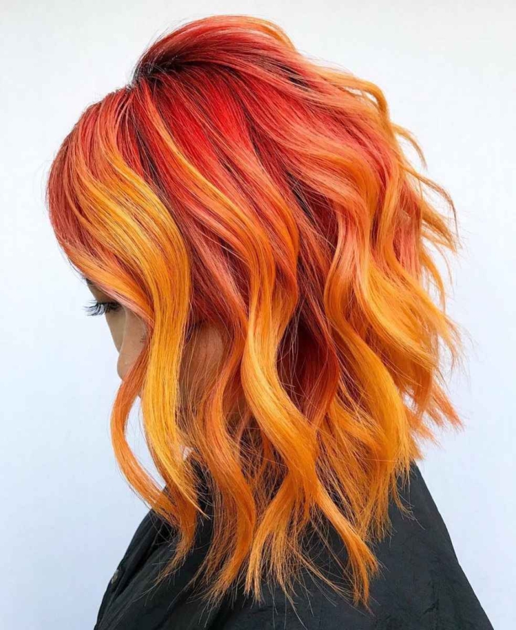 Яркие пряди на рыжих волосах