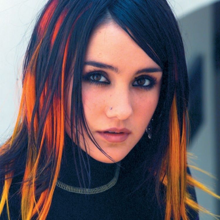 Рыжие пряди на темных волосах