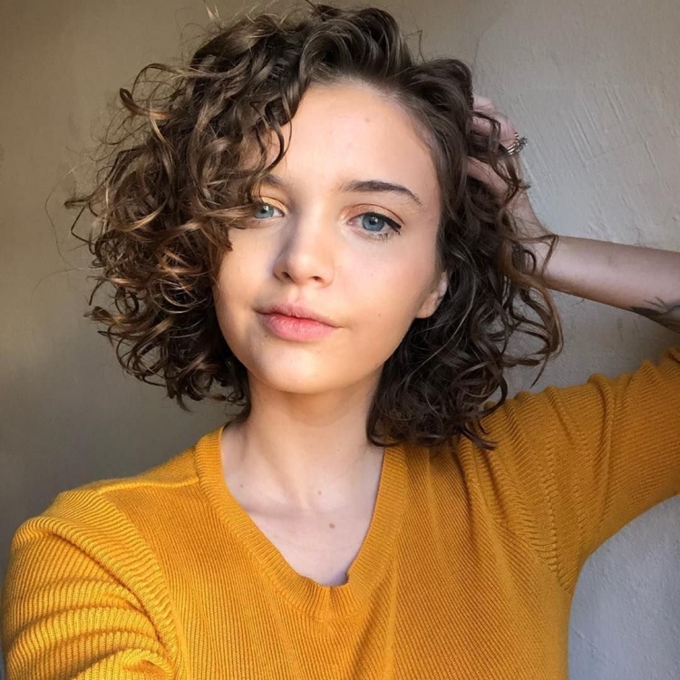 Curly Bob модель