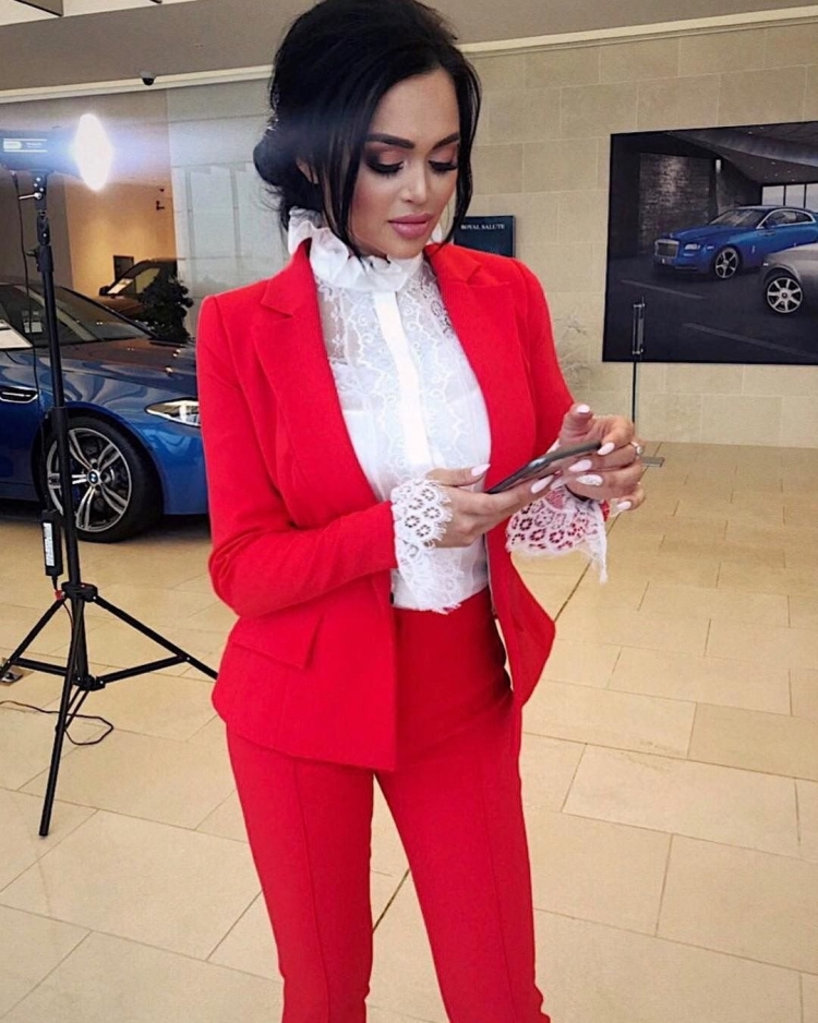 Рози Хантингтон-Уайтли в брючном костюме