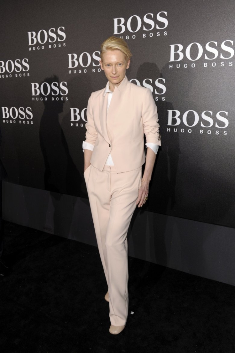 Необычные брючные костюмы