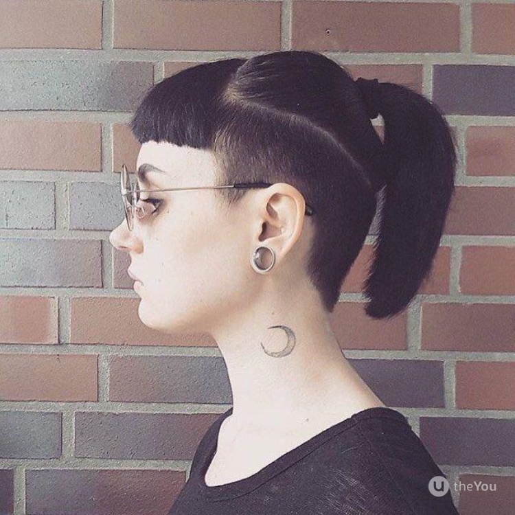 Выбритые виски с челкой