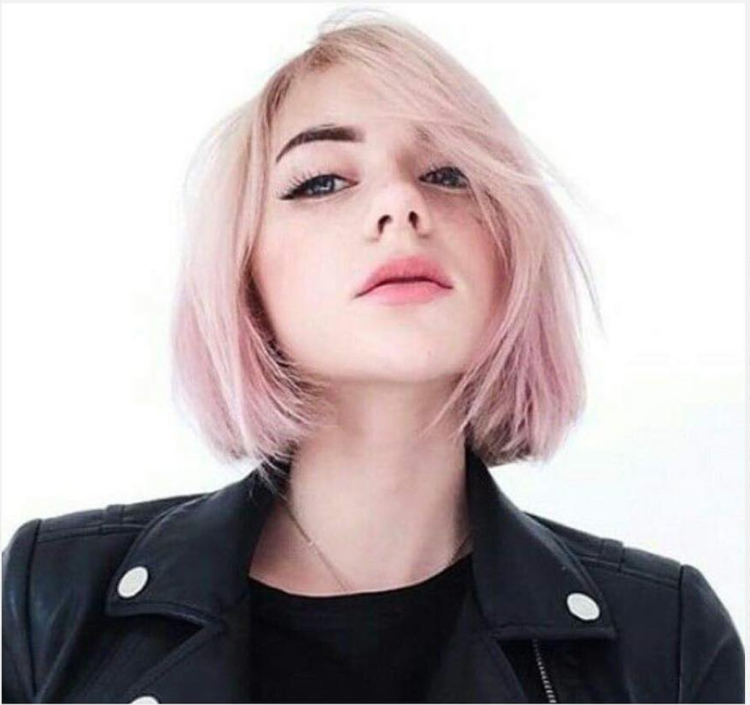 Девушка с короткими розовыми волосами