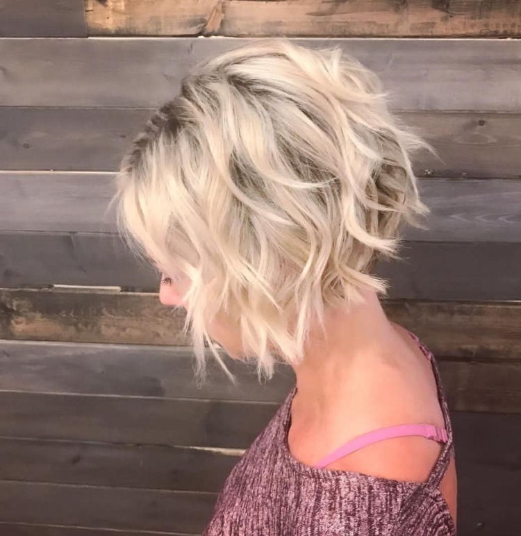 Блондинка с короткими волосами сзади