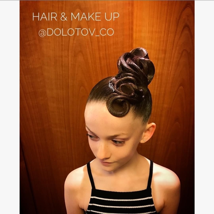 Прическа бальная для девочки высокая