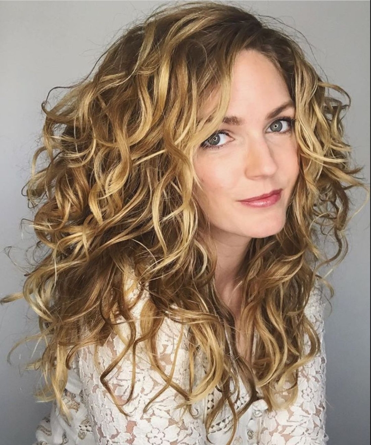 Стрижка лесенка на вьющиеся волосы