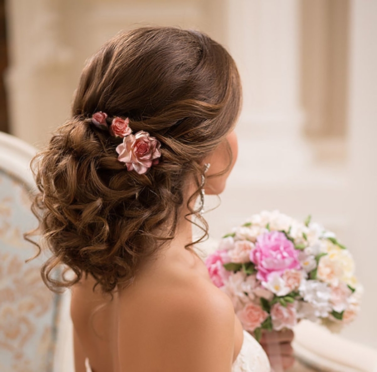 Прическа пучок с украшением