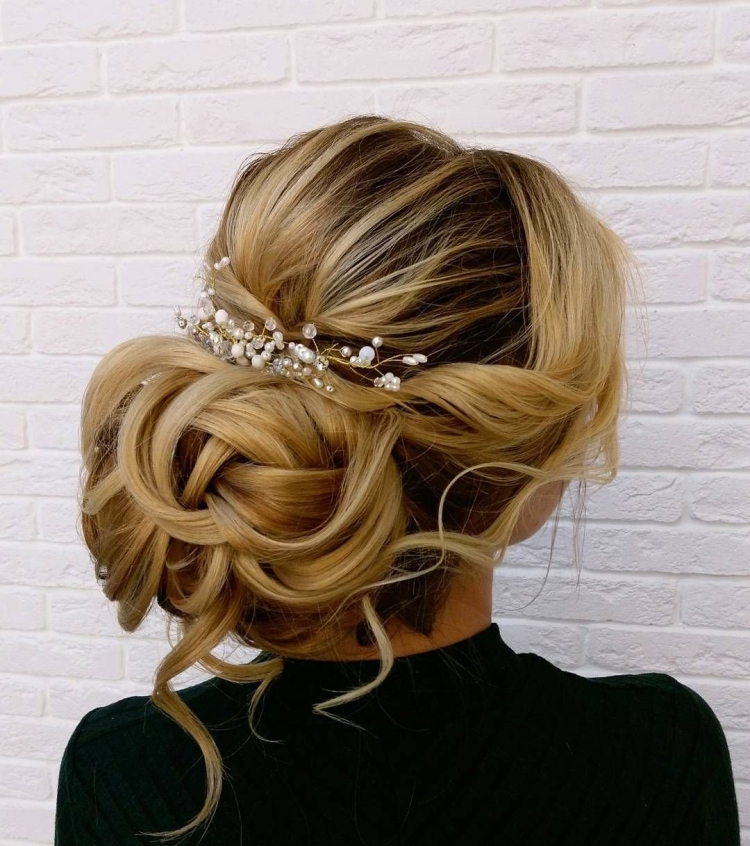 Свадебный пучок на средние волосы с фатой