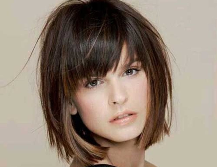 Стрижка Боб на средние волосы с челкой 2022