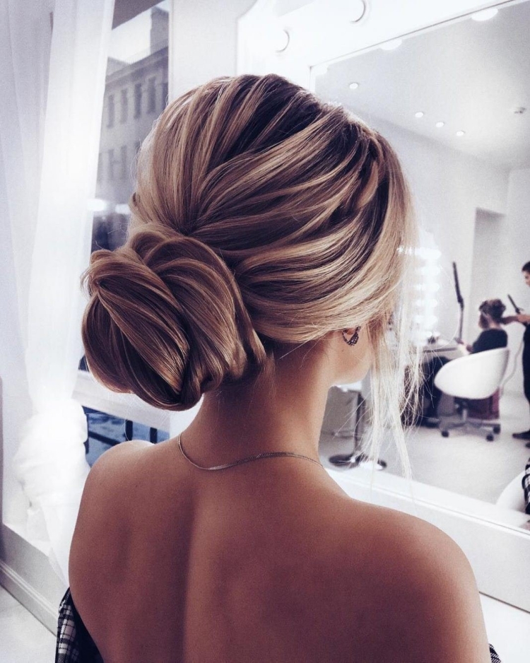 Прическа пучок на длинные волосы