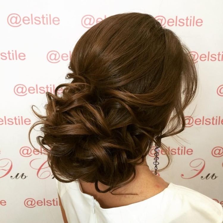 Прическа низкий пучок на длинные волосы